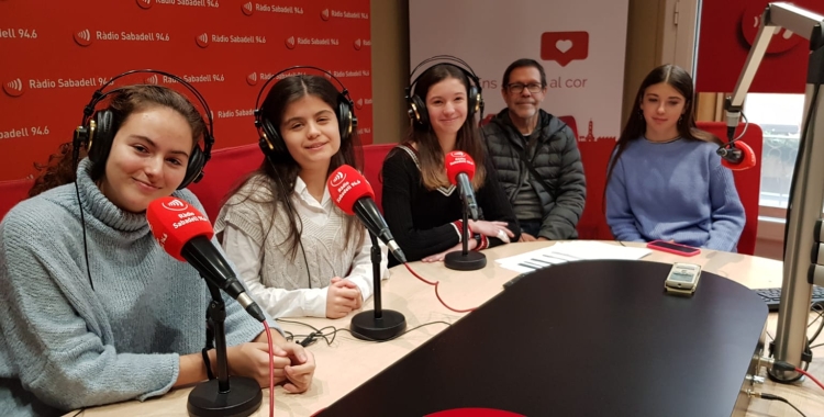 Les alumnes i en Carles Rovira, director Pedagògic del Sant Nicolau a l'estudi 1 de Ràdio Sabadell