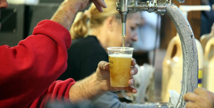 Projecte Home denuncia que una pujda en el consum d'alcohol en els joves | ACN