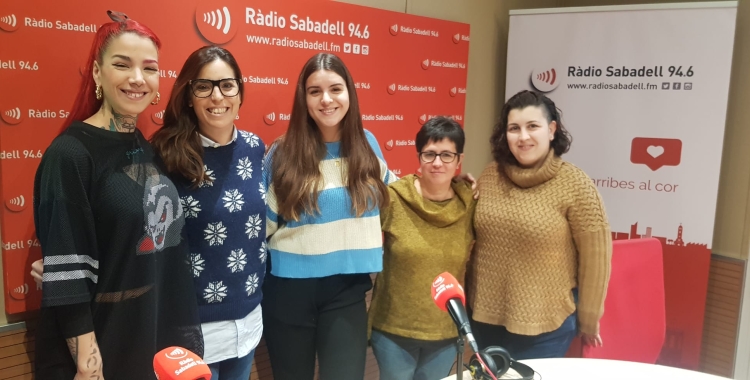 Cris, cantant de Bounce Twice, la Mònica (Mercat Creu aLta) i l'Alba i la Mercè, mares del'escola Joaquim Blume 