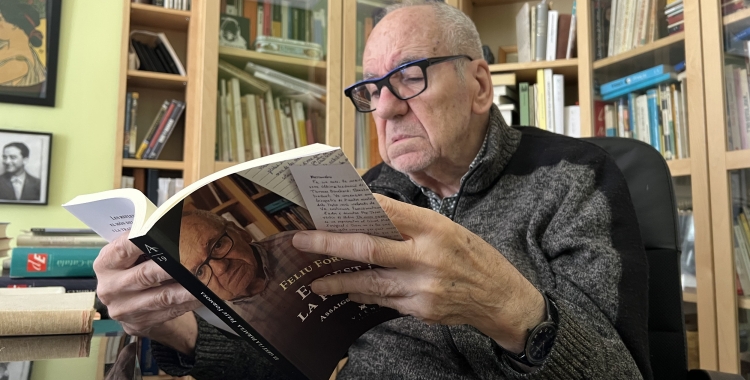 Feliu Formosa consultant el seu llibre, editat per Viena Edicions | ACN / Mar Martí