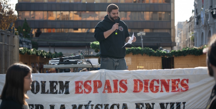 Carlos Puig durant la lectura del manifest | Roger Benet