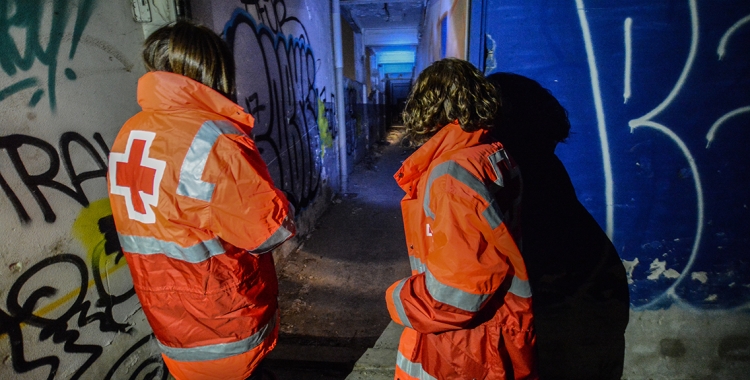 Agents de la Creu Roja en una Operació Fred/ Roger Benet