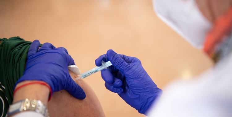 Una infermera vacunant contra la Covid/ Roger Benet