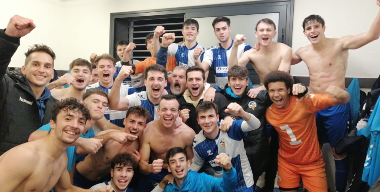 Els jugadors del filial arlequinat celebrant la victòria al vestidor | @CESabadell