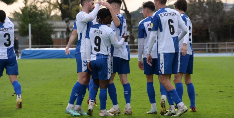 El conjunt arlequinat celebrant el gol de Moha Keita | @CESabadell