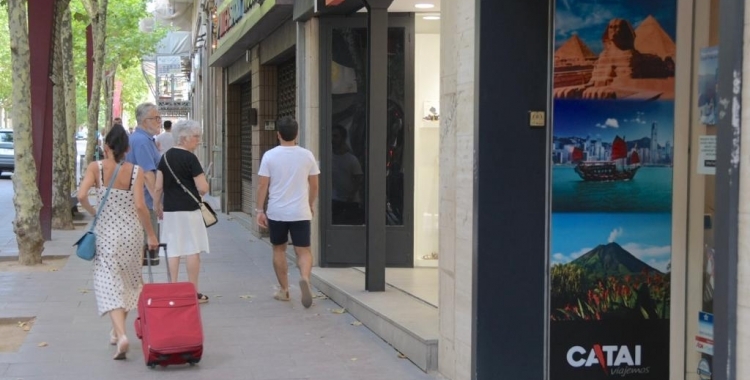 Cartell d'una agència de viatges de la Rambla | Roger Benet