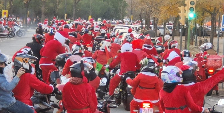 Centenars de persones participen a la 'Papanoelada'