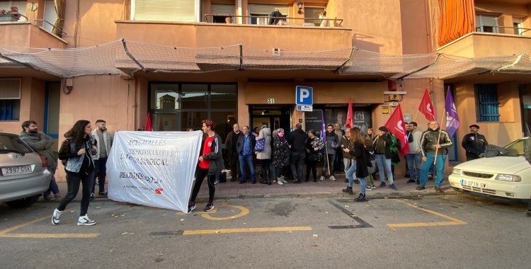 Els concentrats davant la seu d'ActuaVallès | Helena Molist