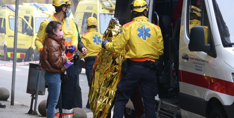 Els serveis d'emergències atenent ferits a l'accident ferroviari de Montcada | ACN