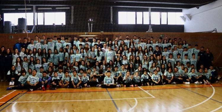 Foto de família dels equips de vòlei del Club Natació Sabadell | Alfred Montori