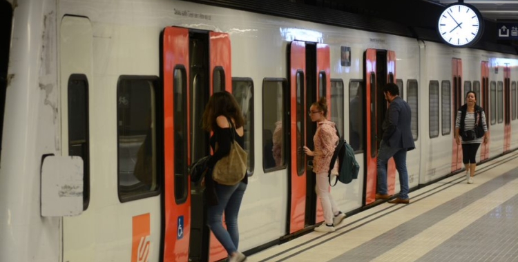 Diversos usuaris agafan un tren a Sabadell | Roger Benet