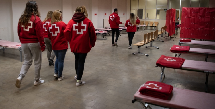 Voluntaris de Creu Roja a l'alberg | Roger Benet