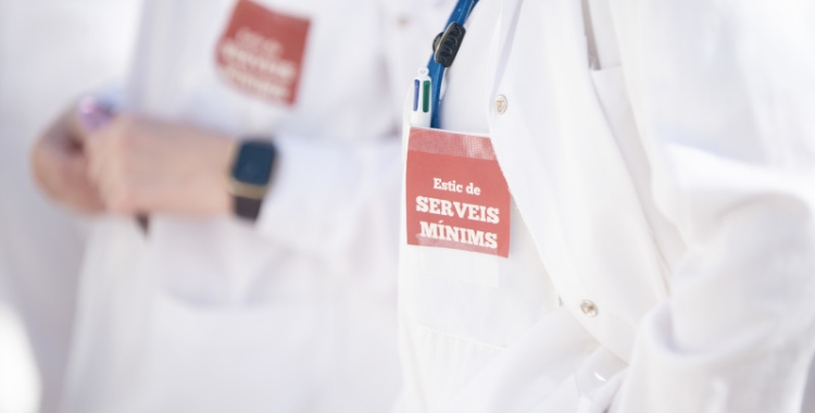 Un professional sanitari de serveis mínims/ Roger Benet