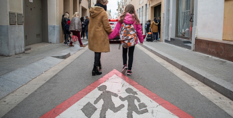 Una família de camí a l'escola | Roger Benet