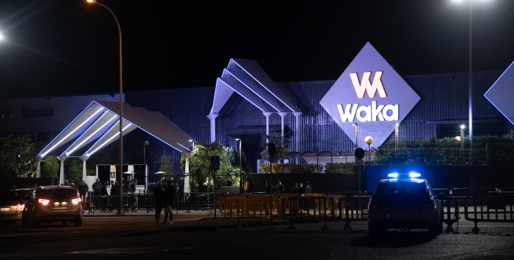 Un vehicle policia a les portes de la discoteca Waka | Roger Benet