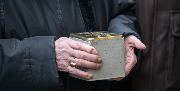 Una dona sostenint una llamborda Stolpersteine | Roger Benet