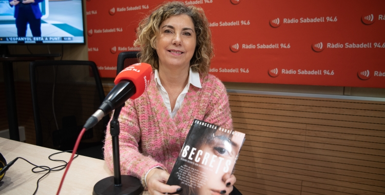 L'escriptora Francesca Rodríguez a Ràdio Sabadell després de l'entrevista | Roger Benet