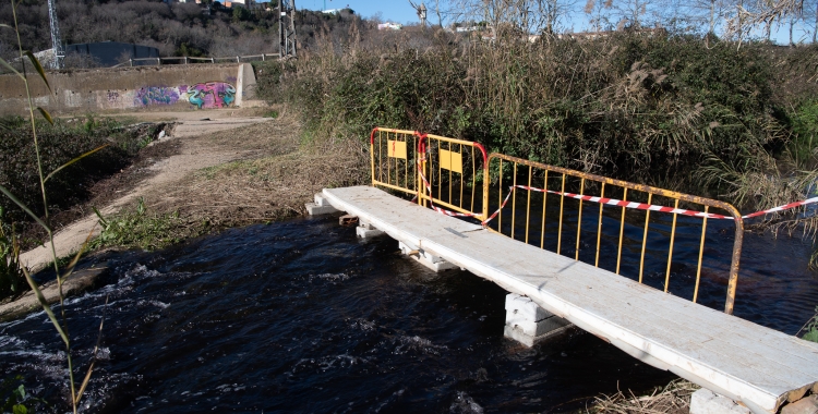 El "pont" alternatiu està fet amb trossos de formigó i plàstic | Roger Benet