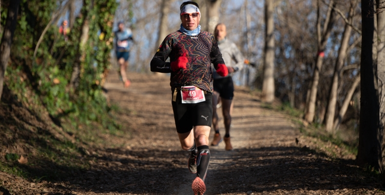 Moment en què els participants de la marató enfilaven la baixada de la Cobertera | Roger Benet