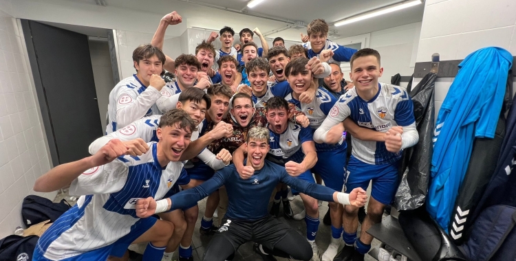 Celebració de l'equip al vestidor del Feliu i Codina | @FutBaseCES