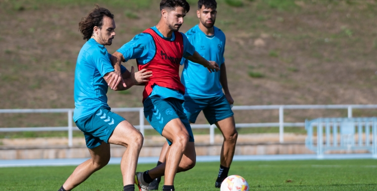 Pelayo defensa Delgado en un entrenament a Sant Oleguer | Roger Benet