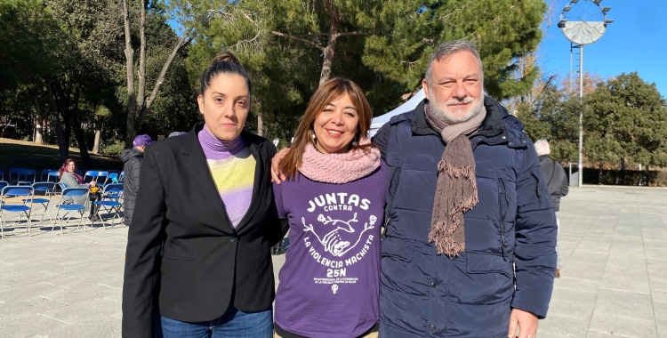 Conchi Abellán, coordinadora autonòmica de Podem Catalunya, Alejandra Sandoval, coordinadora Podem Sabadell i Antonio Roa, secretari d'organització de Podem Sabadell | Helena Molist