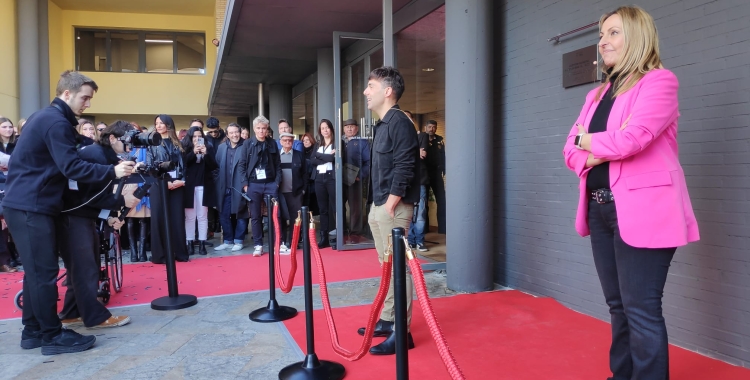 El Mago Pop i Eva Menor davant la placa que s'ha descobert a l'auditori | Pau Duran