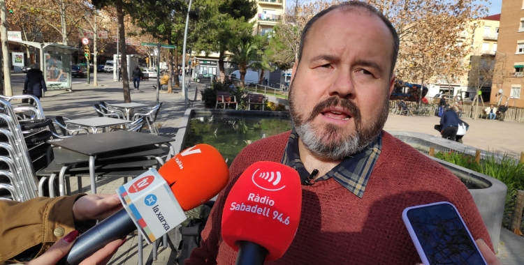 Joan Mena explicant les propostes pel comerç a la plaça del Pi | Pau Duran