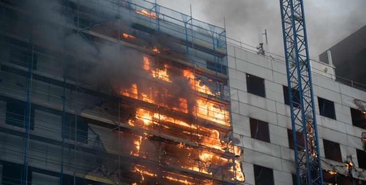 L'edifici de Del Llac Center, en flames/ Roger Benet