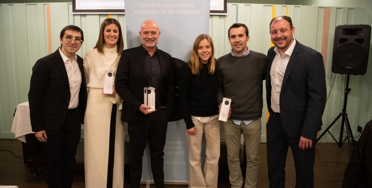 Els guanyadors de la nit (Next Arquitecte, Qualla Kids i Columat amb el president de la Xarxa Onion | Roger Benet