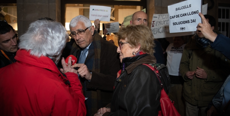 Els participants a la protesta de la FAVS conversen amb el conseller Balcells | Roger Benet