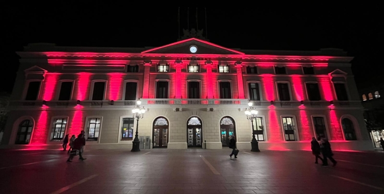 Façana de l'Ajuntament il·luminada de color vermell | Roger Benet