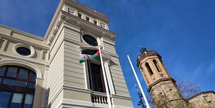  La bandera sahrauí penja a la façana consistorial de la plaça del Doctor Robert com a gest de suport amb aquesta comunitat.