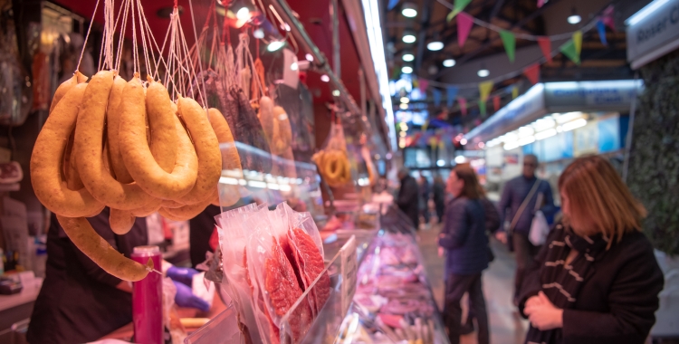 La Cansaladeria Vidal al mercat central ha sigut un dels epicentres de les vendes d'aquest dijous gras | Roger Benet
