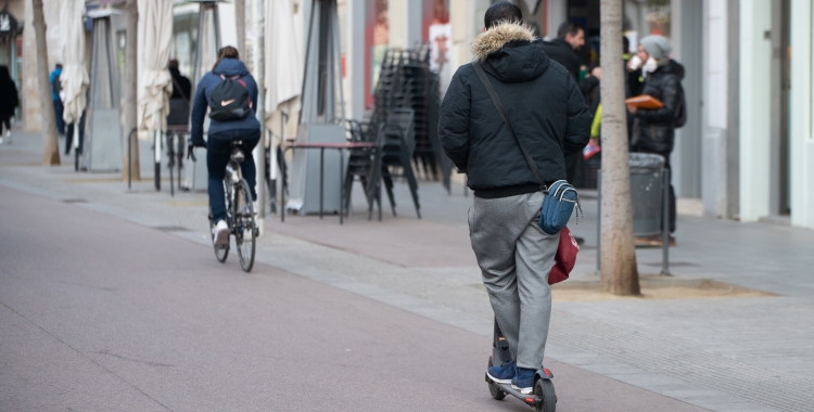 Els patinets i les bicicletes elèctriques formen part dels vehicles de mobilitat personal | Roger Benet