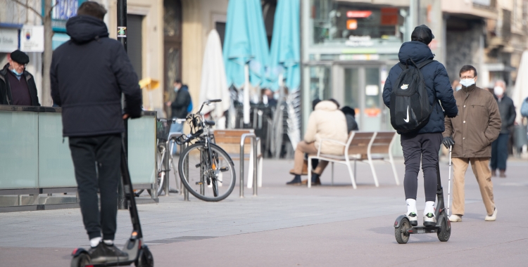 Dos usuaris de patinet/ Roger Benet