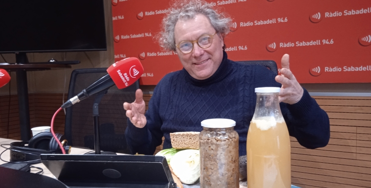 El cuiner Txus Zubéldia de l'Escola Romaní (carrer de Borrell, 9) a l'estudi 1 de ràdio Sabadell 