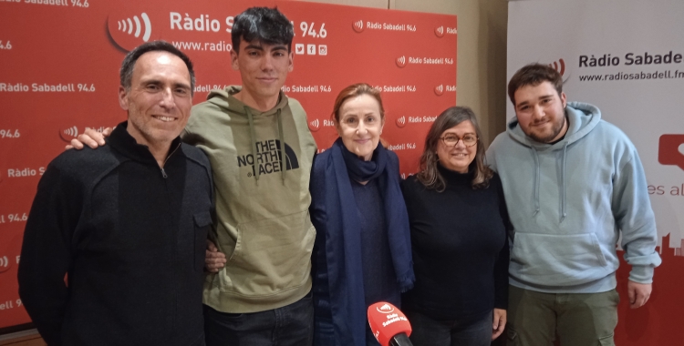 Anna Naves (vicepresidenta del CE Sabadell); el Pau Quintana (alumne que ha dissenyat el logo del 120é aniversari del CE Sabadell) la Judith Corominas (professora de disseny gràfic i tutora del projecte amb el La Caserna)’ i l’Agustí 0Hurtado (director de l’Escola Illa)