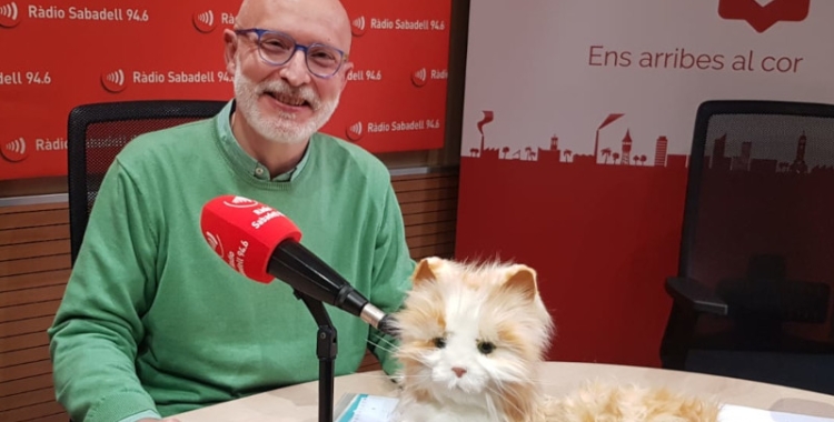 Pedro Cano, amb la mascota robot, a Ràdio Sabadell