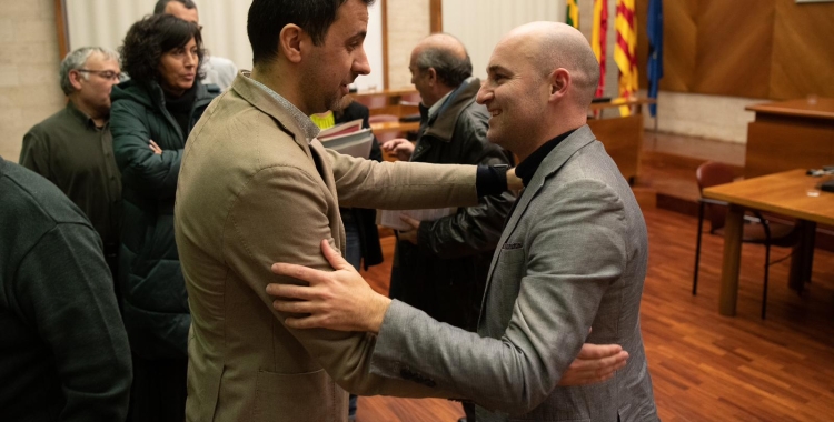 Adrián Hernández amb el socialista Pol Gibert/ Roger Benet