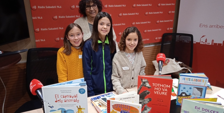 Anna Fité amb alumnes de l'Escola Pia 