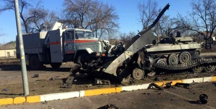 Un tanc destruït pels combats de guerra/ Serveis d'Emergència d'Ucraïna