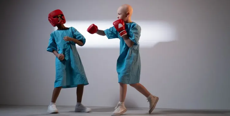 Dos nens fent boxa contra el càncer | Pexels