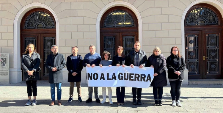 Representants municipals durant el minut de silenci/Cedida