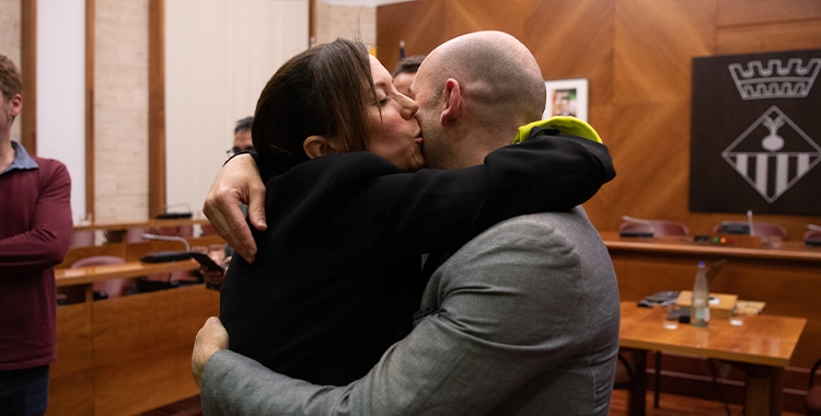 Marta Farrés i Adrián Hernández abraçats al saló de plens | Roger Benet