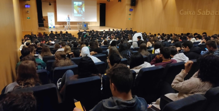 Uns 400 alumnes participen a l'acte d'homenatge a les víctimes del Holocaust