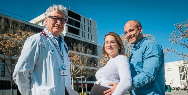 El doctor Asensio, amb la pacient i la seva parella/ Taulí