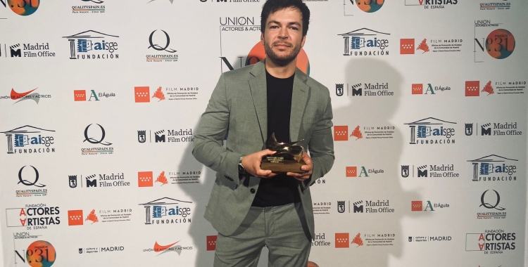 Carlos Serrano-Clark amb el premi de la Unión de Actores y Actrices