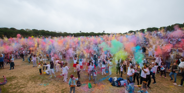 12.000 persones s'acostumen a reunir per celebrar el Holi a Sabadell | Roger Benet