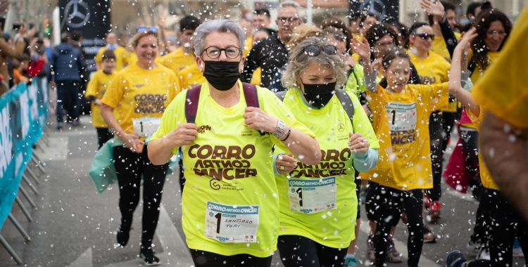 Dues participants a la 'Corro contra el càncer' de 2022 | Roger Benet